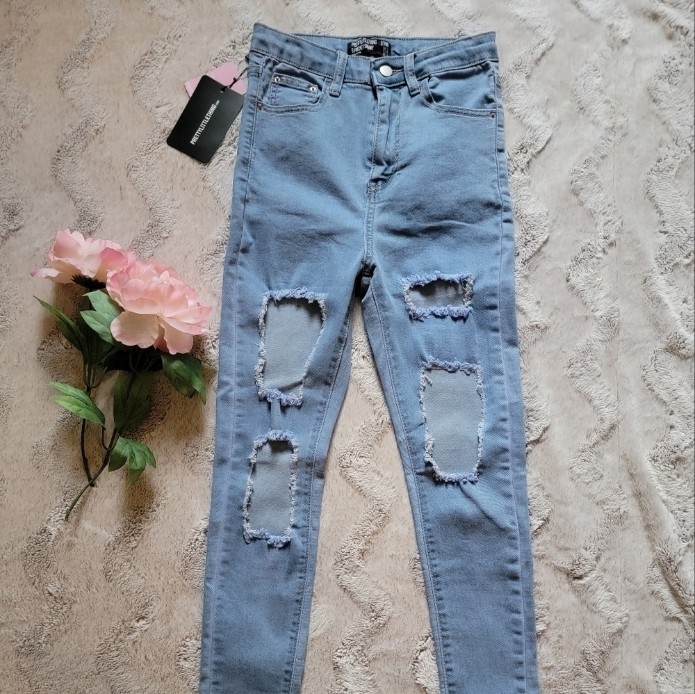 PrettyLittleThing Light Wash Open Distress Thigh 5Pocket Skinny Jean NWT 4 - Picture 2 of 16